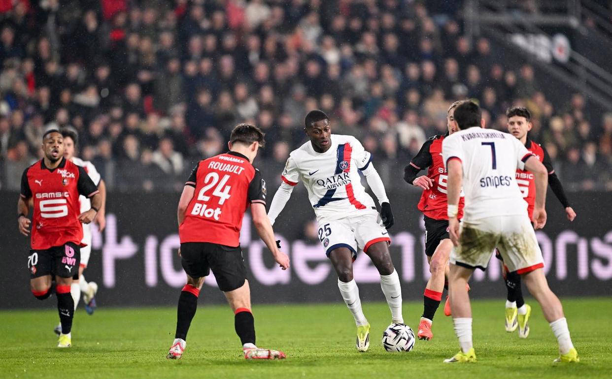 法甲争冠进入白热化:巴黎圣日耳曼七连胜终结,雷恩主场3-1爆冷取胜